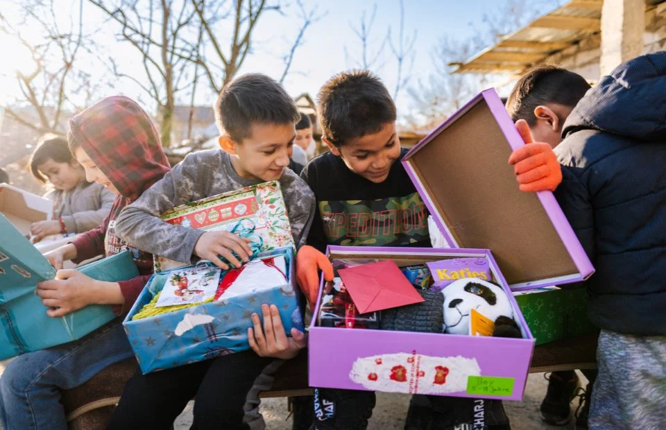 Spenden für bedürftige Kinder an Weihnachten Spenden für "Weihnachten im Schuhkarton"